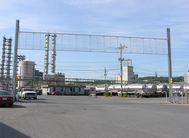 vertical lift gate at industrial park