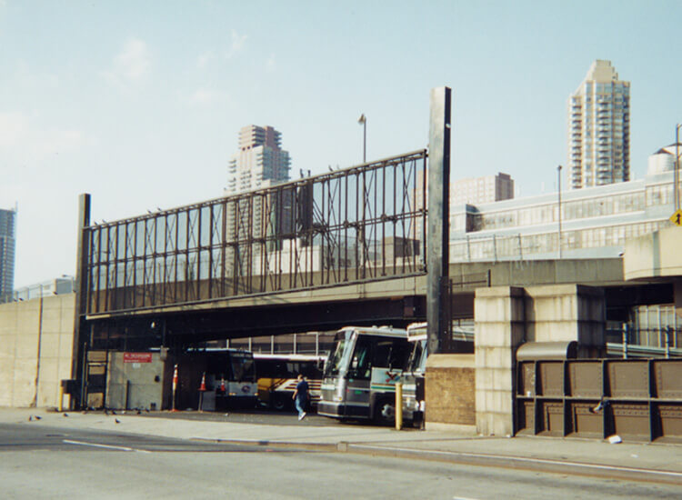 vertical lift gate in city