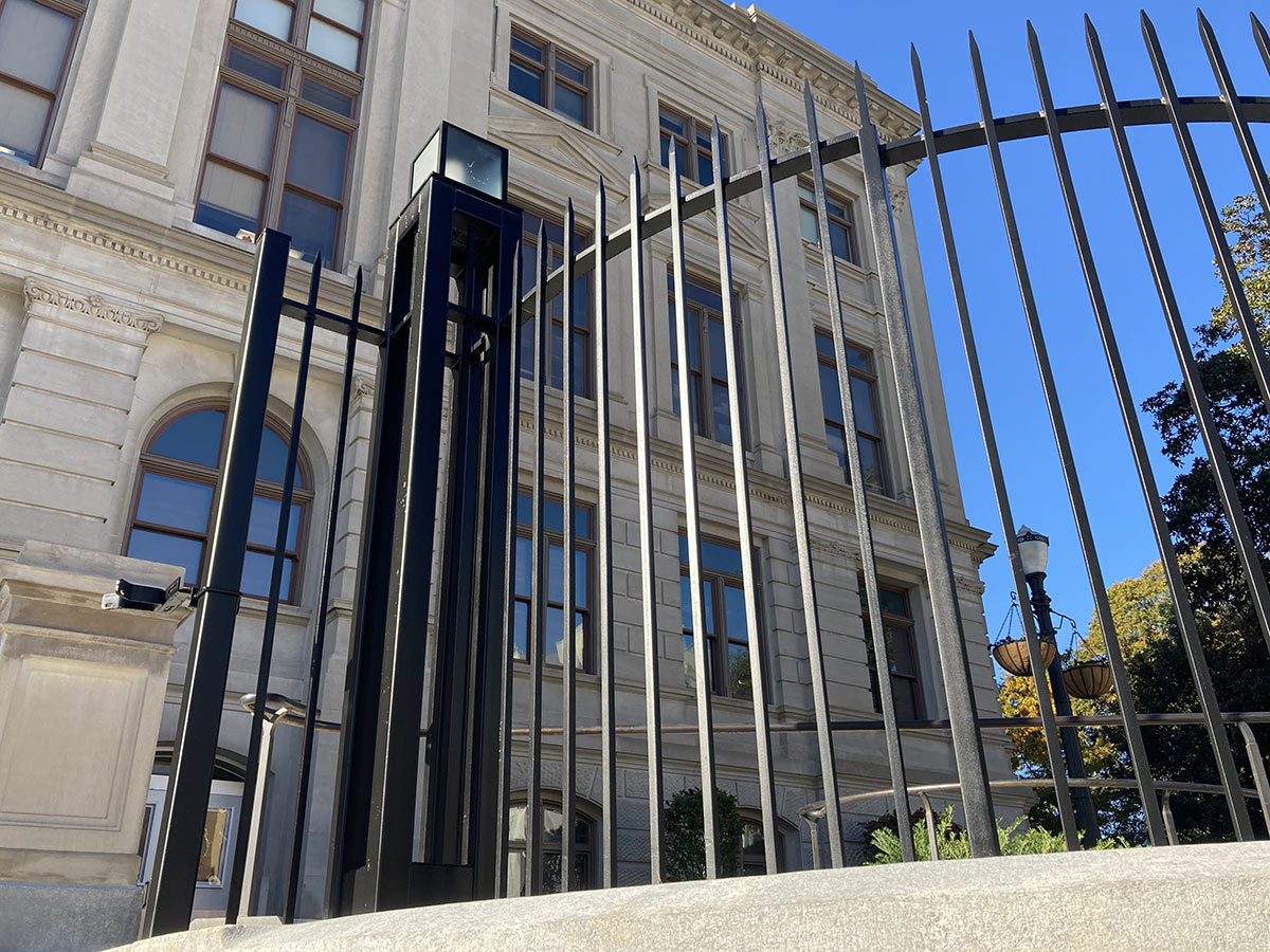Georgia State Capitol curved fence with light column